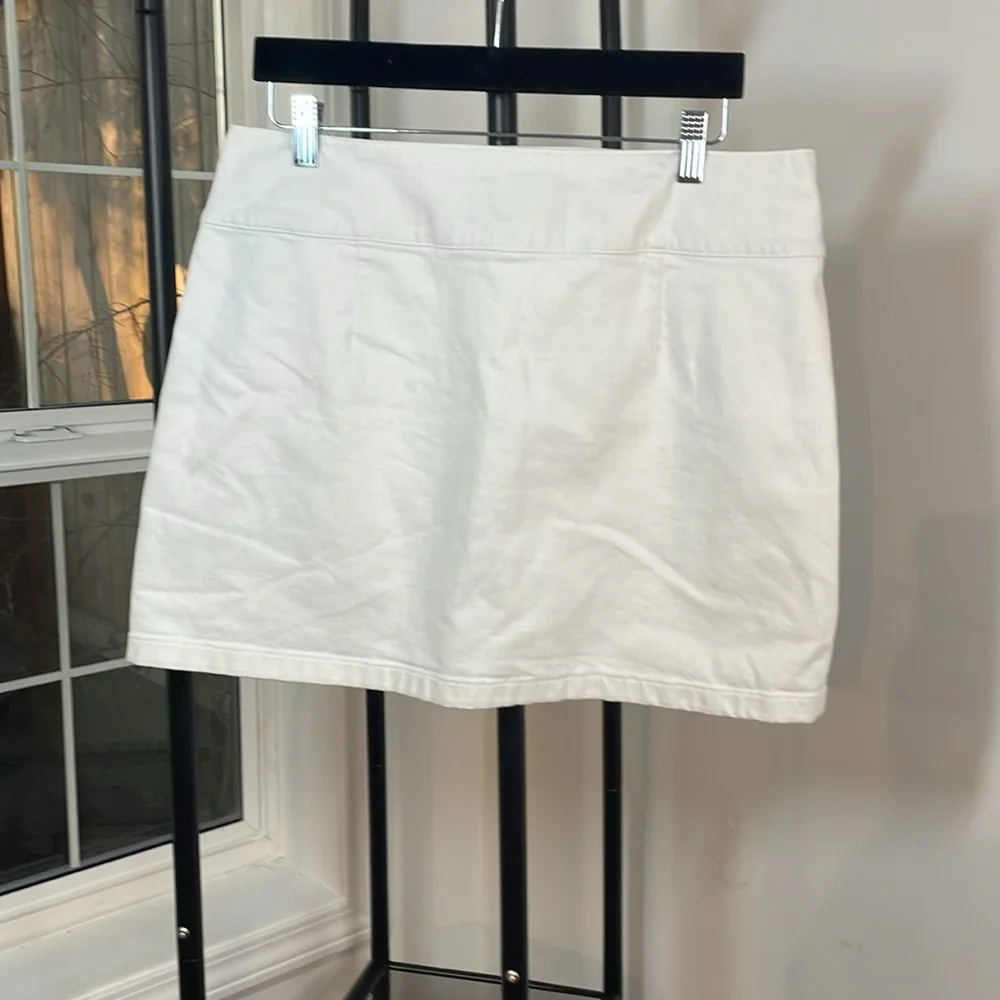 Alice + Olivia White Button-Detail Mini Skirt - Picture 3 of 8